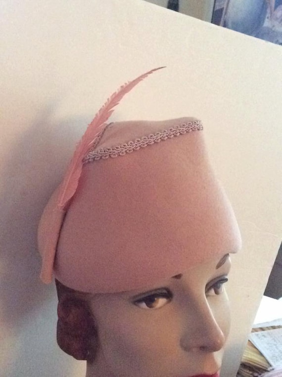 Vintage 1950s Hat Dusty Rose Pink With Feather - image 2