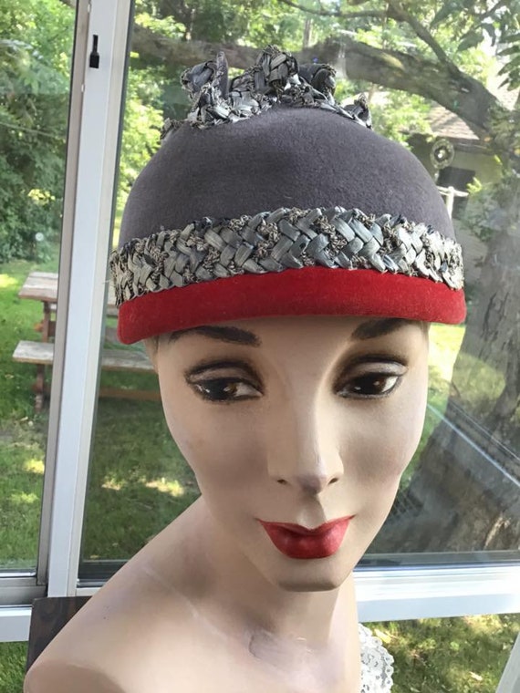 Vintage 1940s 1950s Hat Gray Felt With Red Thin V… - image 2