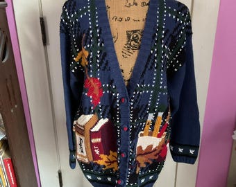 Cardigan vintage anni '90 (datato 1997) *TIARA International* Teacher Design Books Leaves Apple Taggato Taglia M VEDI Misure