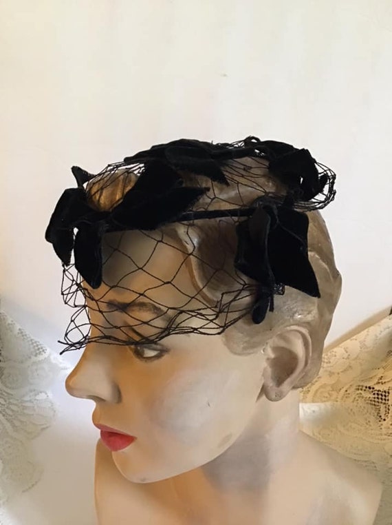 Vintage 1950's 1960's Hat Black Velvet Bows And V… - image 7