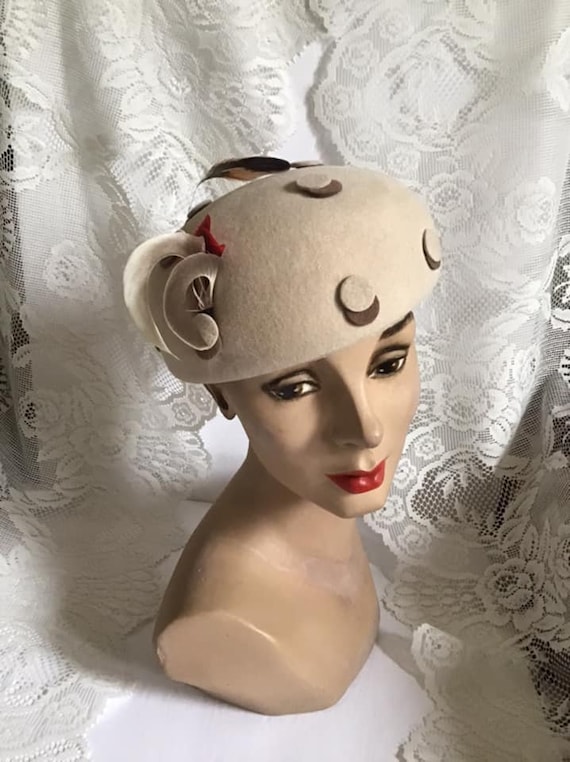 Vintage 1950's Hat Light Beige With Feathers *An … - image 4