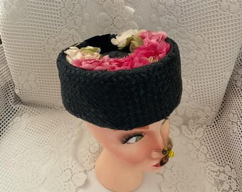 Sombrero vintage de los años 50 y 60, alto, de celofán negro, con flores rosas y blanquecinas, sin etiqueta del fabricante