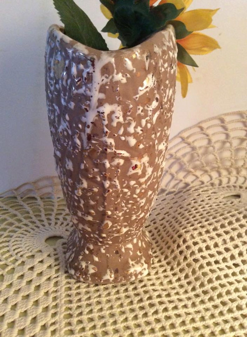 Vintage 1950s 1960s Pottery Vase Tan Raised White /& Gold Paint