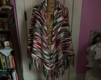 Mantella scialle vintage anni '70 fatta a mano lavorata a maglia verde rosso bianco un po' rosa, acrilico, taglia unica, adatta alla maggior parte delle persone