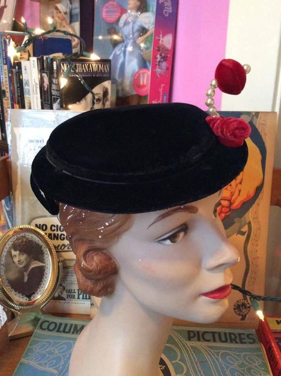 Vintage 1950s Hat Black Velvet With Red Velvet Ad… - image 4