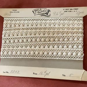 Adornos vintage de los años 20 y 30, color blanco roto, sobre tarjeta de presentación original *Bels Products Inc.*