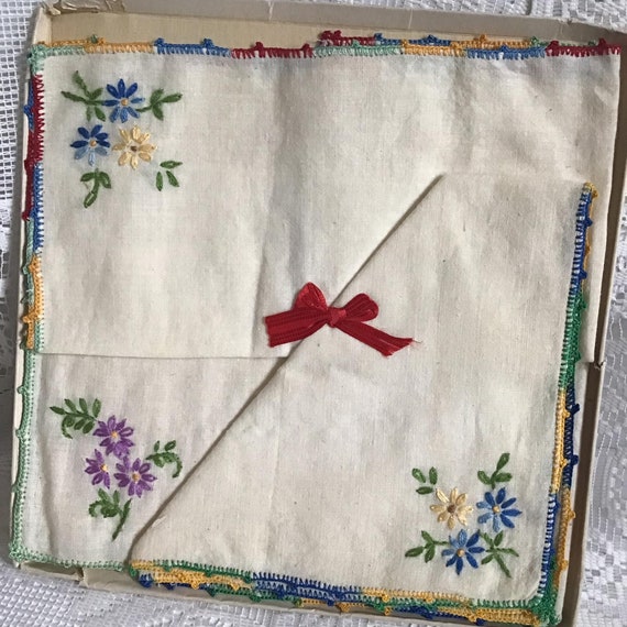 Vintage 1940's Handkerchiefs Hankies Three Hankie… - image 2