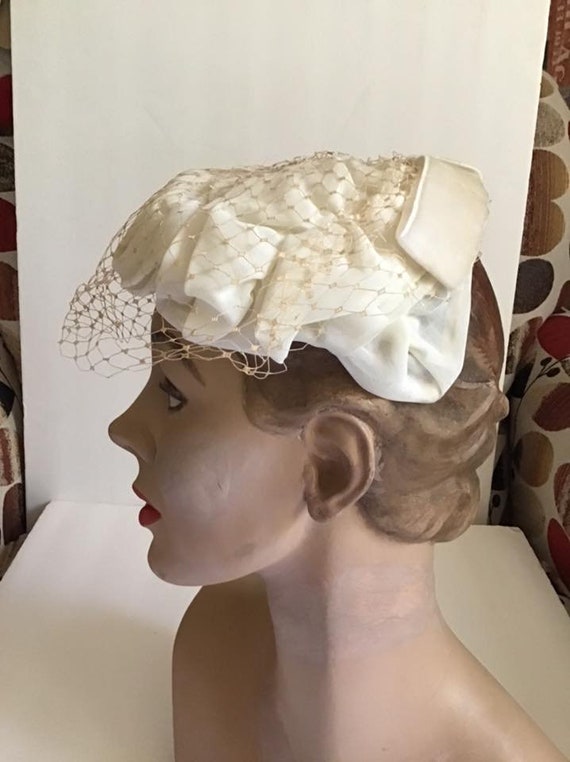 Vintage 1950's 1960's Hat Off White With Veiling - image 6