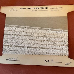 Adornos de encaje para ropa vintage de los años 20 y 30, en blanco roto, con encaje fino en tarjeta de exhibición *Liberty Fabrics Of New York, INC.*