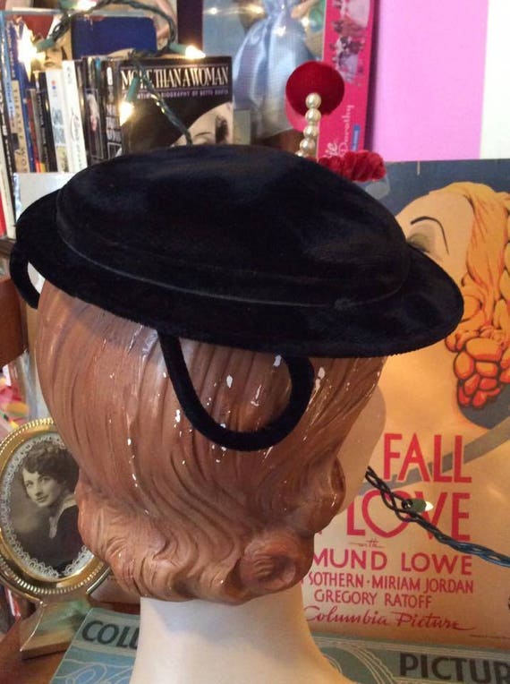 Vintage 1950s Hat Black Velvet With Red Velvet Ad… - image 5