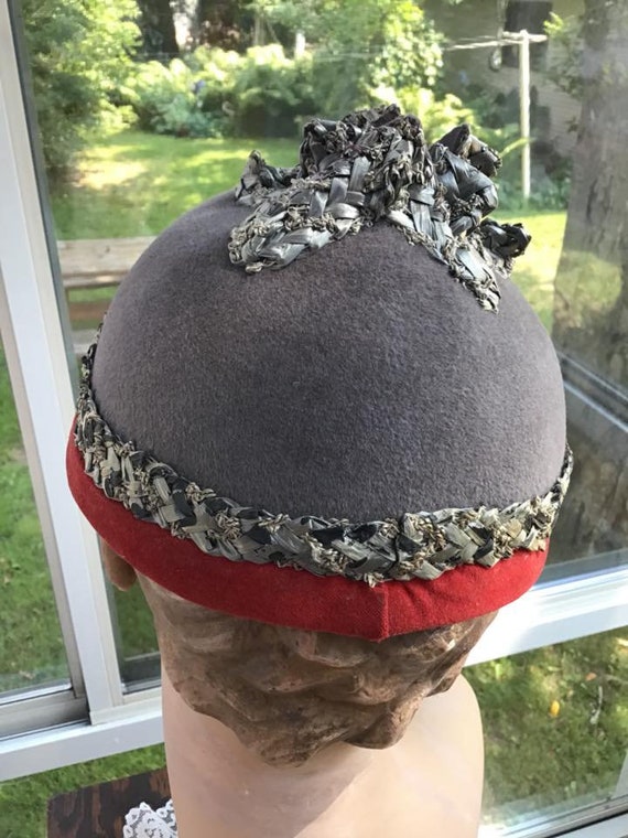 Vintage 1940s 1950s Hat Gray Felt With Red Thin V… - image 6