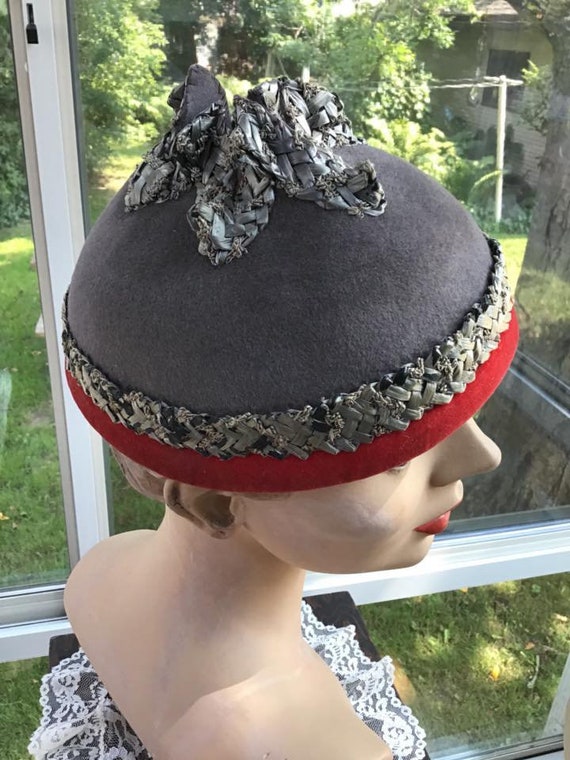 Vintage 1940s 1950s Hat Gray Felt With Red Thin V… - image 1