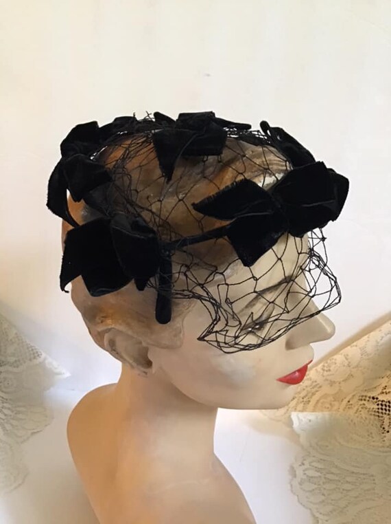 Vintage 1950's 1960's Hat Black Velvet Bows And V… - image 5