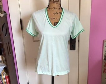 Camisa vintage dos anos 1970 Top Deadstock mantém etiqueta original verde menta e verde médio 100% poliéster etiquetado tamanho M = médio
