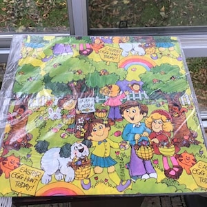 Puede incluir: Papel de regalo vintage de Pascua con fondo amarillo y una ilustraci&oacute;n colorida de ni&ntilde;os y animales buscando huevos de Pascua. El texto "Easter Egg Hunt Today!" se repite en el papel.