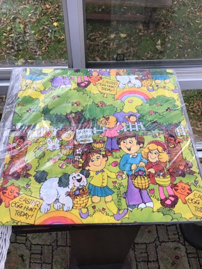 Puede incluir: Papel de regalo vintage de Pascua con fondo amarillo y una ilustraci&oacute;n colorida de ni&ntilde;os y animales buscando huevos de Pascua. El texto "Easter Egg Hunt Today!" se repite en el papel.