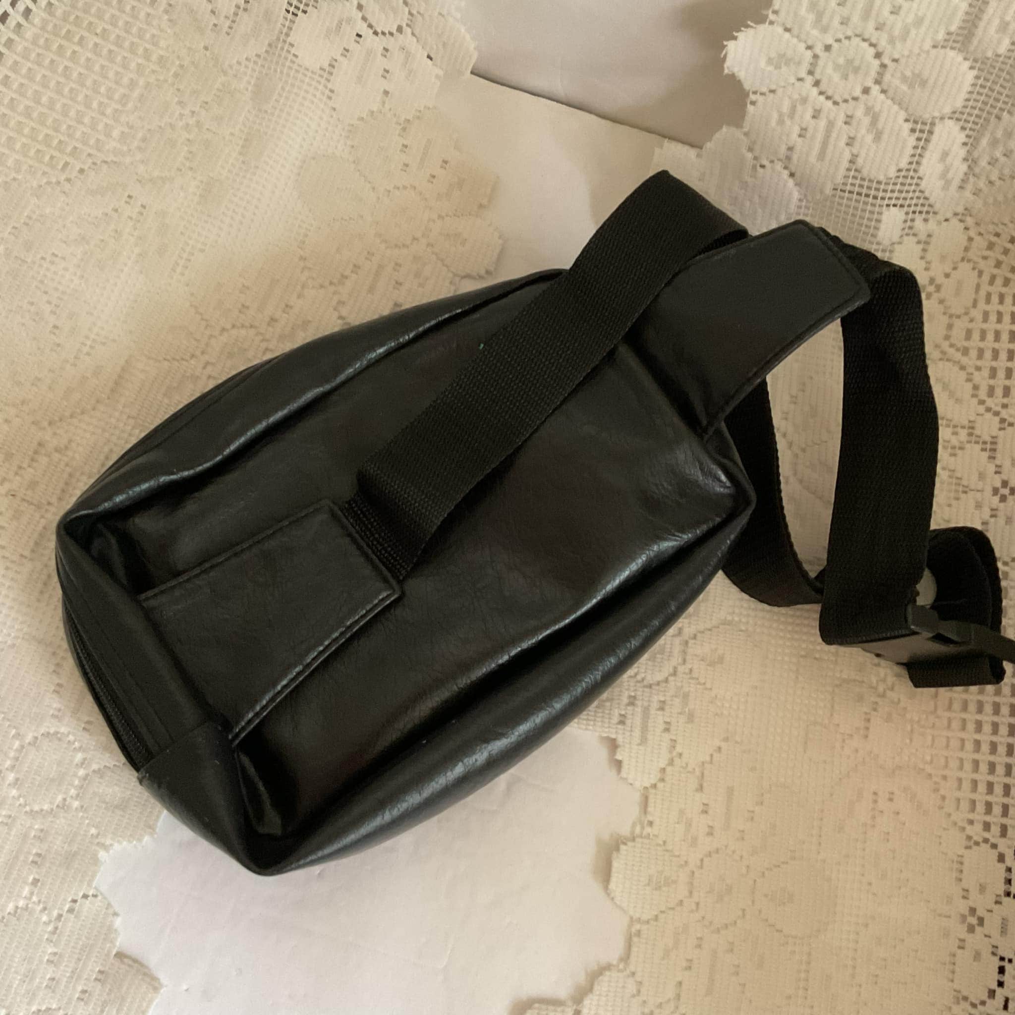 00s【archive】 Y2K Black leather waist bag Vintage 1990's Y2K Fanny Pack Crossbody Sling Bag Black Faux/fake