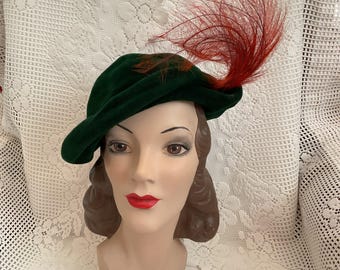 Sombrero estilo inclinación vintage de los años 40, color verde oscuro con adornos en naranja quemado. *Original de dale New York*. Etiqueta de creación neoyorquina.
