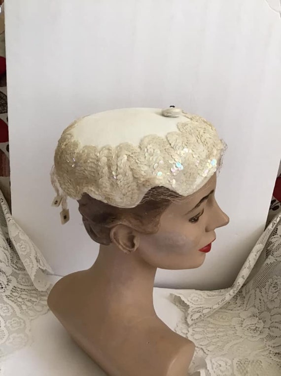 Vintage 1950's Hat Off White With Sequins Feather… - image 5