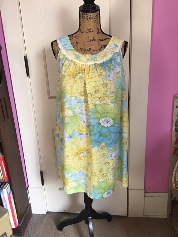 Vintage 1970's House Dress/Nightie Flower Pattern 