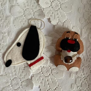 Juego de 2 adornos vintage de los años 60 hechos a mano, uno de un beagle blanco de dibujos animados y otro de un perro San Bernardo, ambos vendidos juntos
