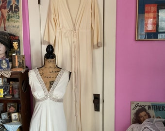 Vintage 1960's 1970's Nightgown/Robe 2 Piece Set *Vanity Fair* Nylon Cream Color Tagged Size 32 SEE MEASUREMENTS In Description