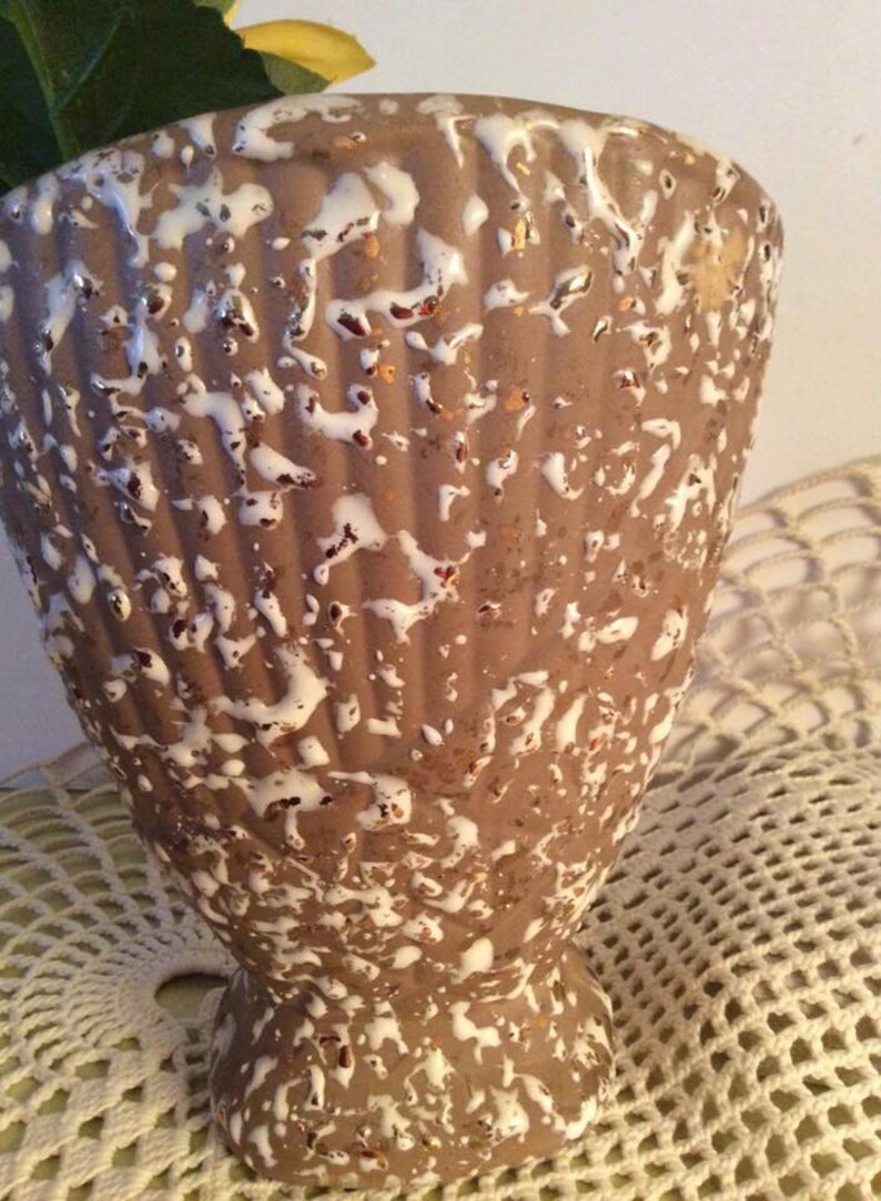 Vintage 1950s 1960s Pottery Vase Tan Raised White /& Gold Paint