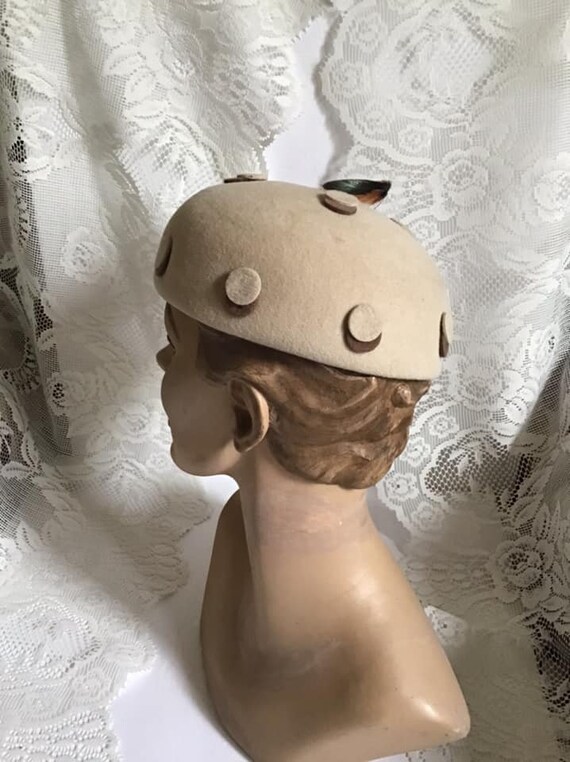 Vintage 1950's Hat Light Beige With Feathers *An … - image 7