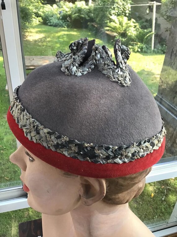 Vintage 1940s 1950s Hat Gray Felt With Red Thin V… - image 7