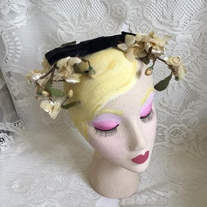 Vintage 1950's 1960's Headpiece Millinery Cream Color Flowers With Black Velvet Bow image 3