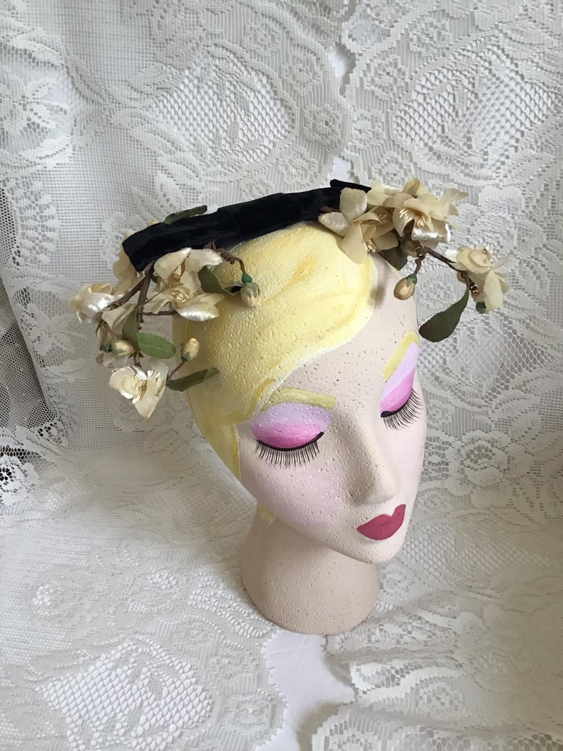 Vintage 1950's 1960's Headpiece Millinery Cream Color Flowers With Black Velvet Bow image 3