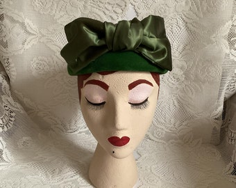 Vintage 1950's 1960's Hat Pillbox Style Green Velvet & Green Satin With A Bow In Front No Makers Label Or Tag