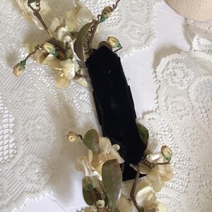 Vintage 1950's 1960's Headpiece Millinery Cream Color Flowers With Black Velvet Bow image 4