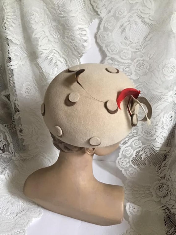 Vintage 1950's Hat Light Beige With Feathers *An … - image 1