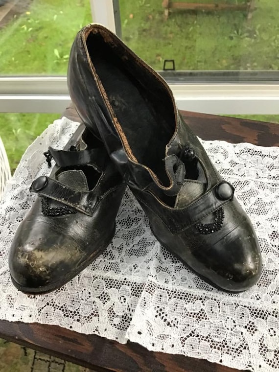 Scarpe da ragazza in stile edoardiano vittoriano in pelle nera con perline di vetro jet nere bottoni per scarpe perfette per collezionisti di bambole. Etsy Italia
