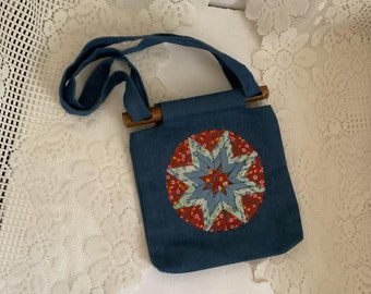 Vintage 1970 1980 Geldbörse Schultertasche Handarbeit aus Denim / Baumwolle mit gesteppten Muster auf der Vorderseite Floral Futter