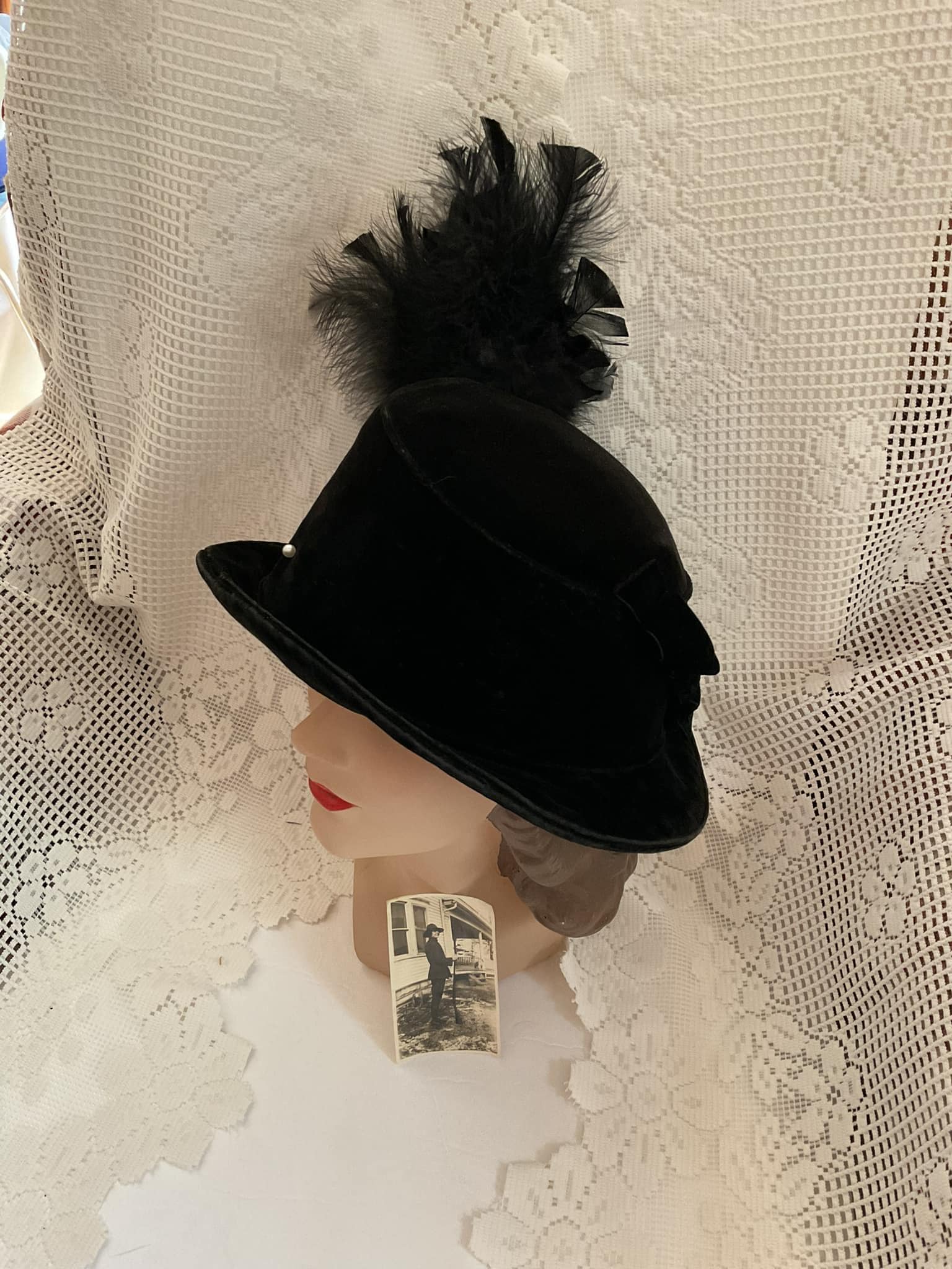 VINTAGE BLACK VELVET AND FEATHER HAT 1950s Black Velvet Close Hat | Striking Quill Feather main image 2