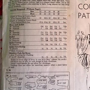 Puede incluir: Un patr&oacute;n de costura vintage para un vestido y una chaqueta. El patr&oacute;n es para la talla 12, con una medida de pecho de 76 cm y una medida de cadera de 84 cm. El patr&oacute;n incluye instrucciones para hacer una falda de tres piezas, una chaqueta entallada con cuello de chal y una blusa con un escote profundo. El patr&oacute;n tambi&eacute;n incluye instrucciones para hacer hombreras.