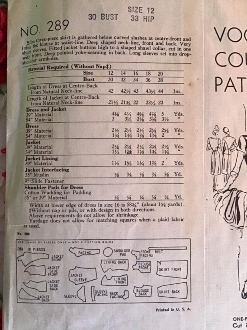 Puede incluir: Un patr&oacute;n de costura vintage para un vestido y una chaqueta. El patr&oacute;n es para la talla 12, con una medida de pecho de 76 cm y una medida de cadera de 84 cm. El patr&oacute;n incluye instrucciones para hacer una falda de tres piezas, una chaqueta entallada con cuello de chal y una blusa con un escote profundo. El patr&oacute;n tambi&eacute;n incluye instrucciones para hacer hombreras.