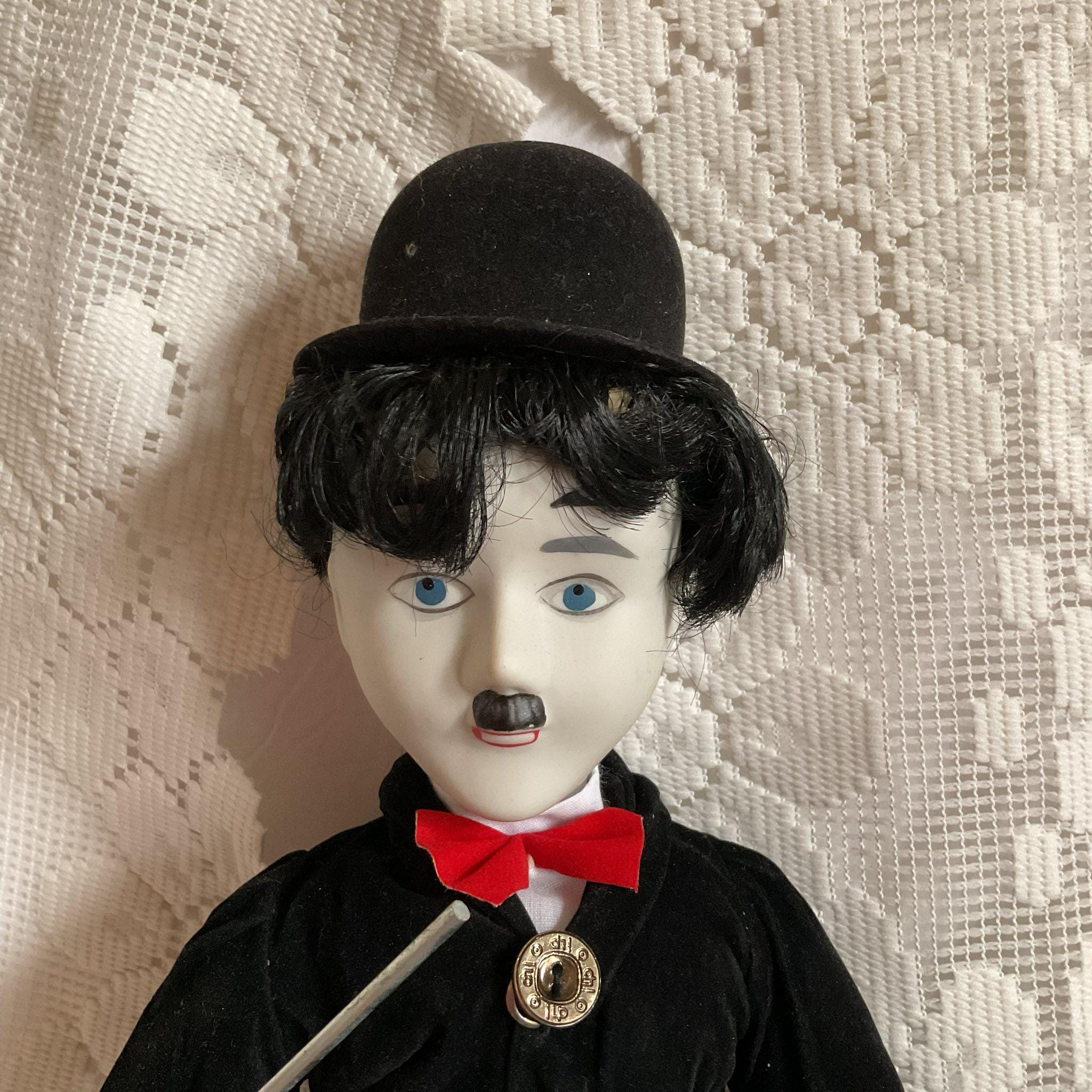 Poupée Charlie Chaplin En Porcelaine Et Tissu, 46cm, Avec Accessoires – Années 60