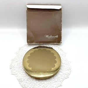 1940 年代のヴィンテージ コンパクト メイクアップ パウダー ホルダー、デッドストック、ゴールド カラー、背面に名前と日付が刻印されています。*Wadsworth、米国製* 現状のまま販売されます。
