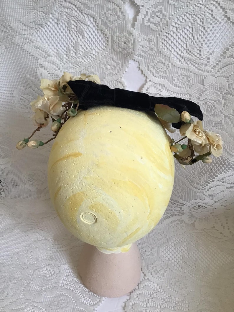 Vintage 1950's 1960's Headpiece Millinery Cream Color Flowers With Black Velvet Bow image 5