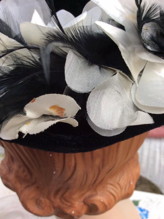 Vintage 1940s 1950s Hat Black Velvet White Fabric… - image 5