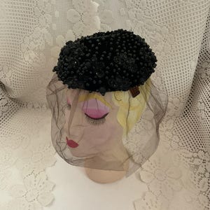 Chapeau en velours noir vintage des années 1950 recouvert de perles en forme de papillon avec des perles de tissu pendantes Petite voile de peignes attachés