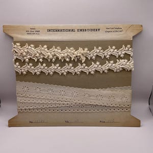 Encaje vintage de los años 20 y 30. Dos encajes/apliques diferentes: floral blanco roto y ojal blanco roto. Ambos adornos se venden juntos en una tarjeta de exhibición.