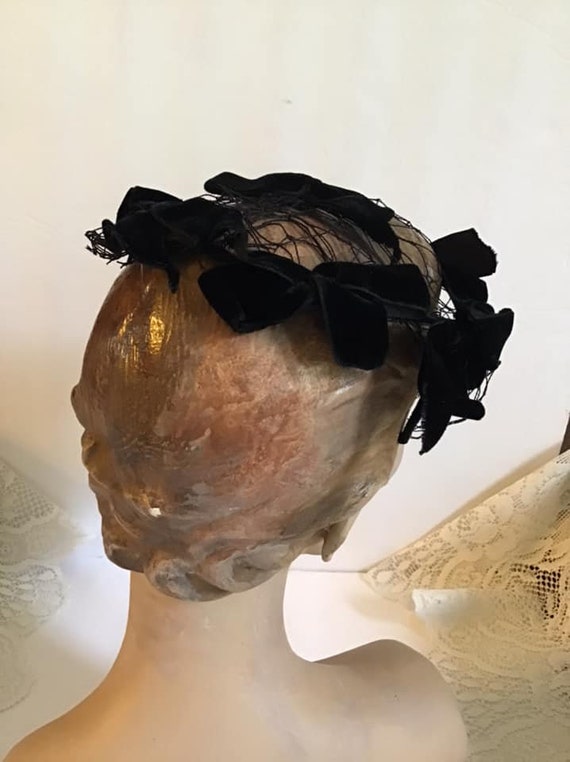 Vintage 1950's 1960's Hat Black Velvet Bows And V… - image 6