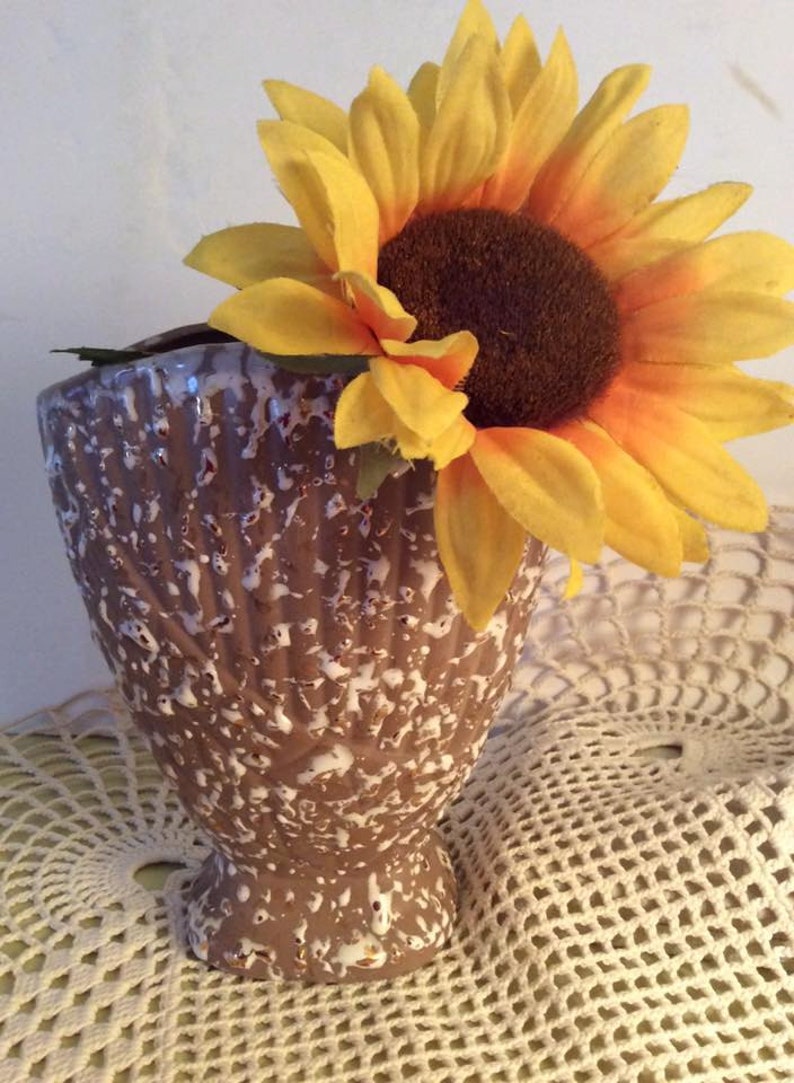 Vintage 1950s 1960s Pottery Vase Tan Raised White /& Gold Paint