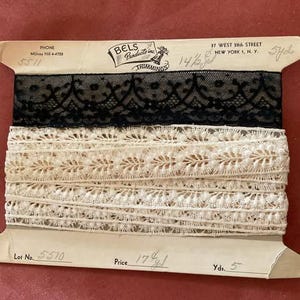 Adornos de encaje vintage de los años 20 y 30. Adorno de encaje floral negro blanco roto en tarjeta de exhibición. *Bels Products Inc.* Ambos se venden juntos.