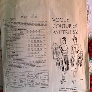 Puede incluir: Patr&oacute;n de costura vintage Vogue Couturier para un vestido y una chaqueta. El patr&oacute;n es para las tallas 12-14-16-18-20. El patr&oacute;n est&aacute; impreso en papel color crema con tinta negra. El patr&oacute;n incluye un diagrama de las piezas necesarias para hacer el vestido y la chaqueta.