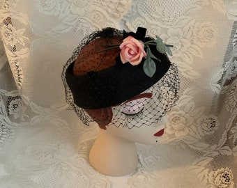 Vintage 1960's Sombrero Negro Ringlet Corona Abierta Pillbox Rosa Rosa Negro Velo Fabricante Desconocido